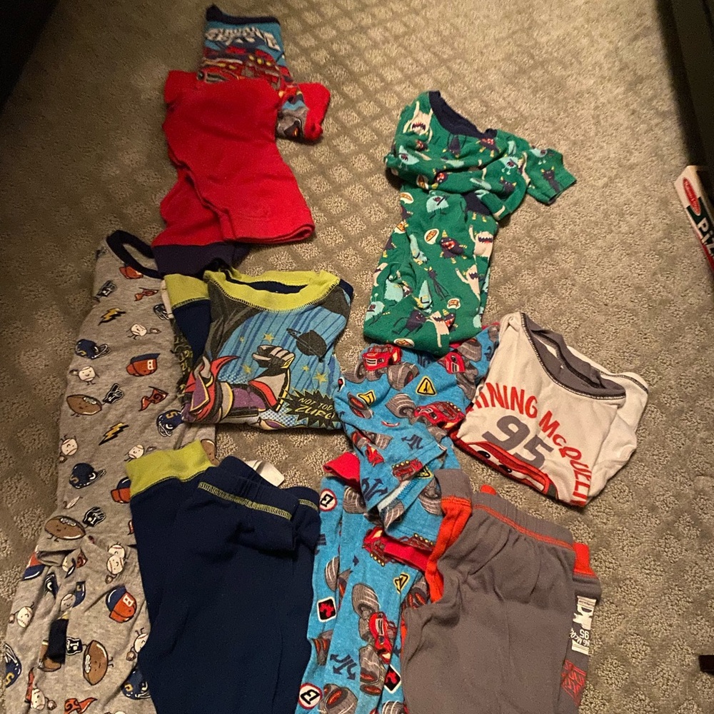 6 pairs of boys pjs size 4